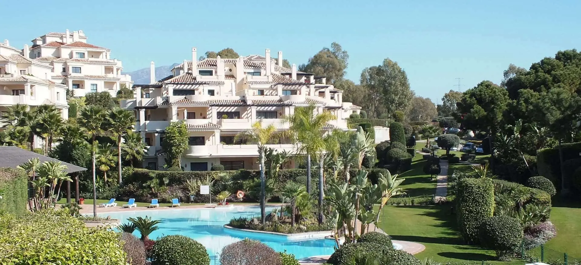 Family-friendly neighbourhood in Benahavís with apartments, gardens and pool