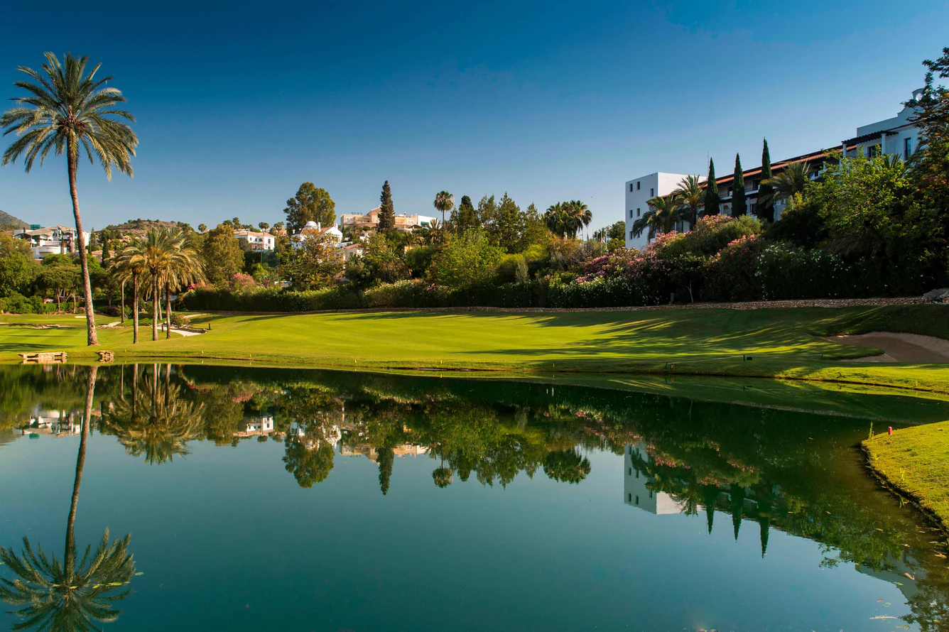 Frontline golf homes overlooking the fairway in La Quinta golf course Benahavis