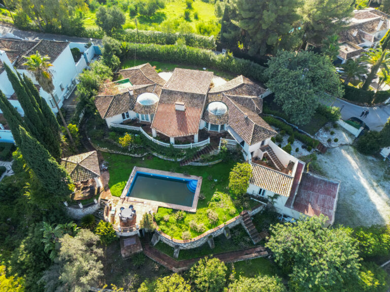 Villa for sale in Los Almendros requiring renovation
