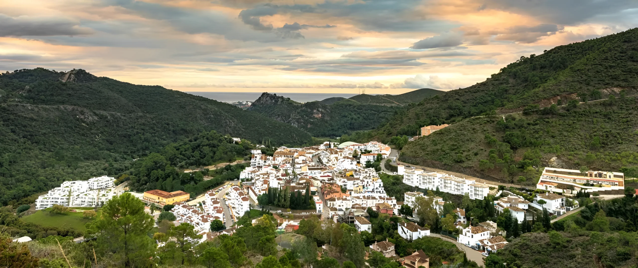 Long weekend in Benahavís with village and mountain views
