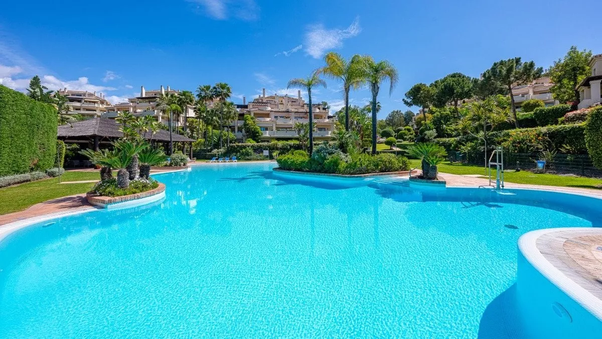 Capanes del Golf apartments set within El Higueral Golf Course in Benahavís