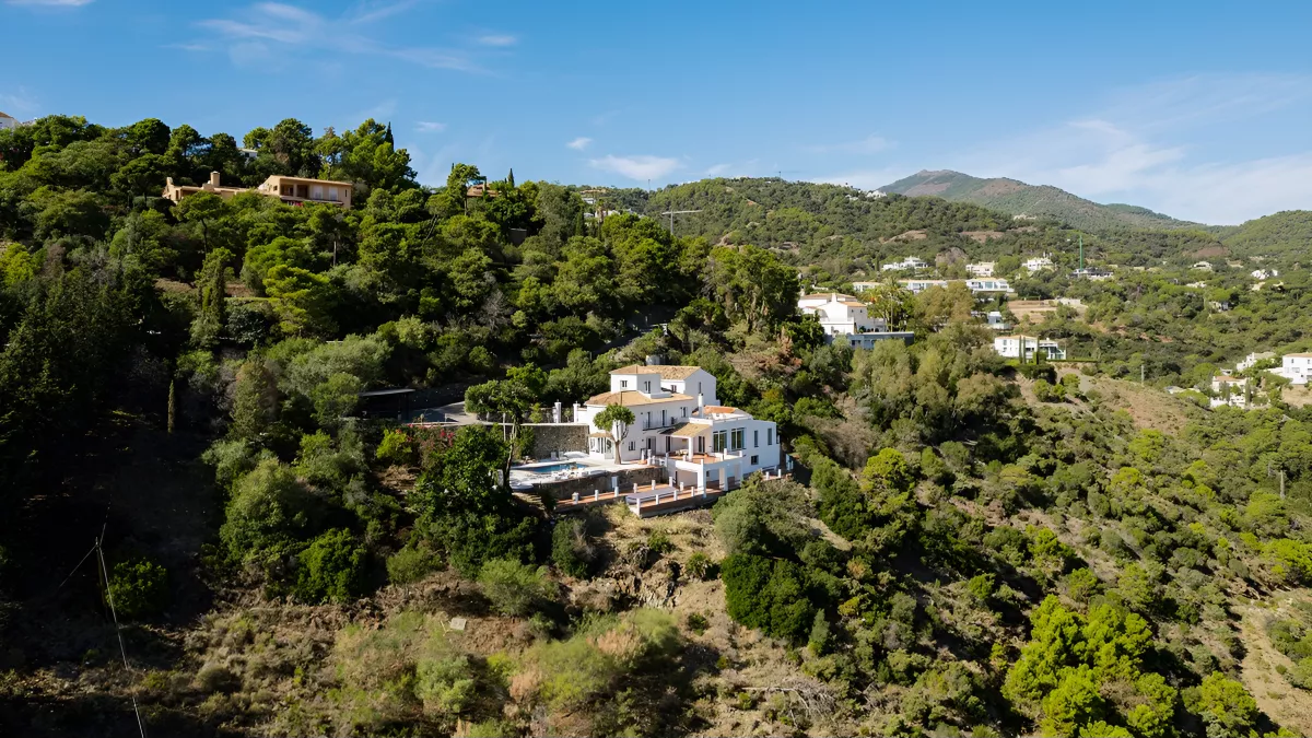 Luxury hillside villas with panoramic sea and mountain views in El Madroñal, Benahavís