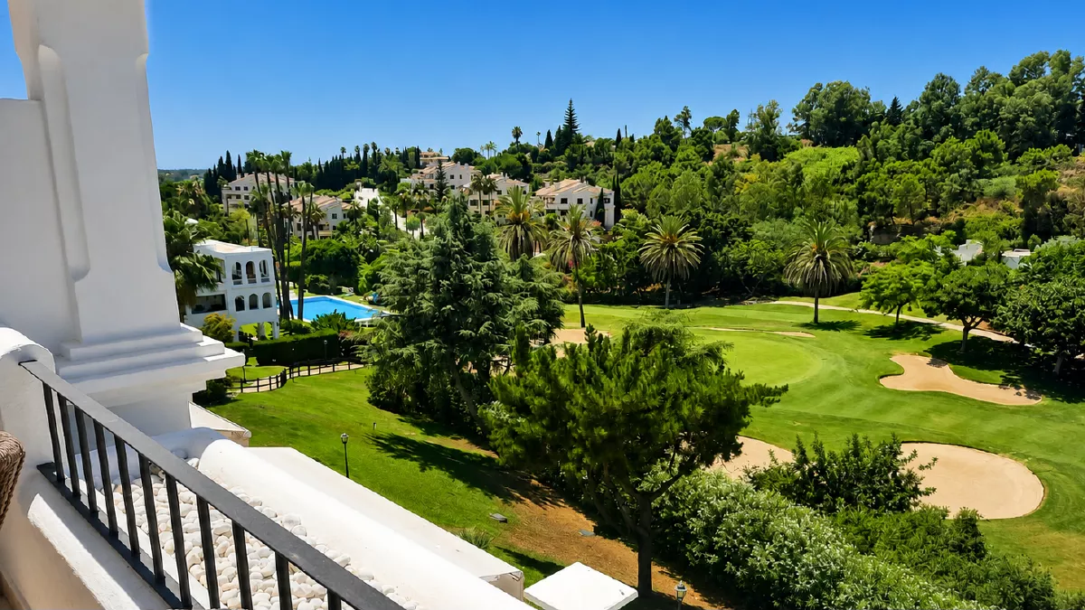 Golf-side apartments and villas surrounding La Quinta Golf in Benahavís