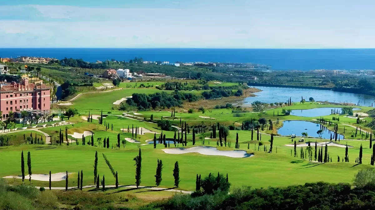 Luxury homes and golf resort surroundings in Los Flamingos, Benahavís