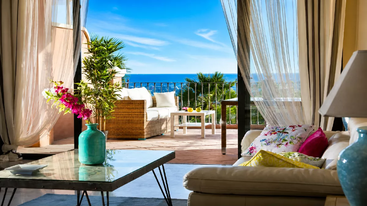 Mediterranean-view apartments and commercial centre in Monte Halcones