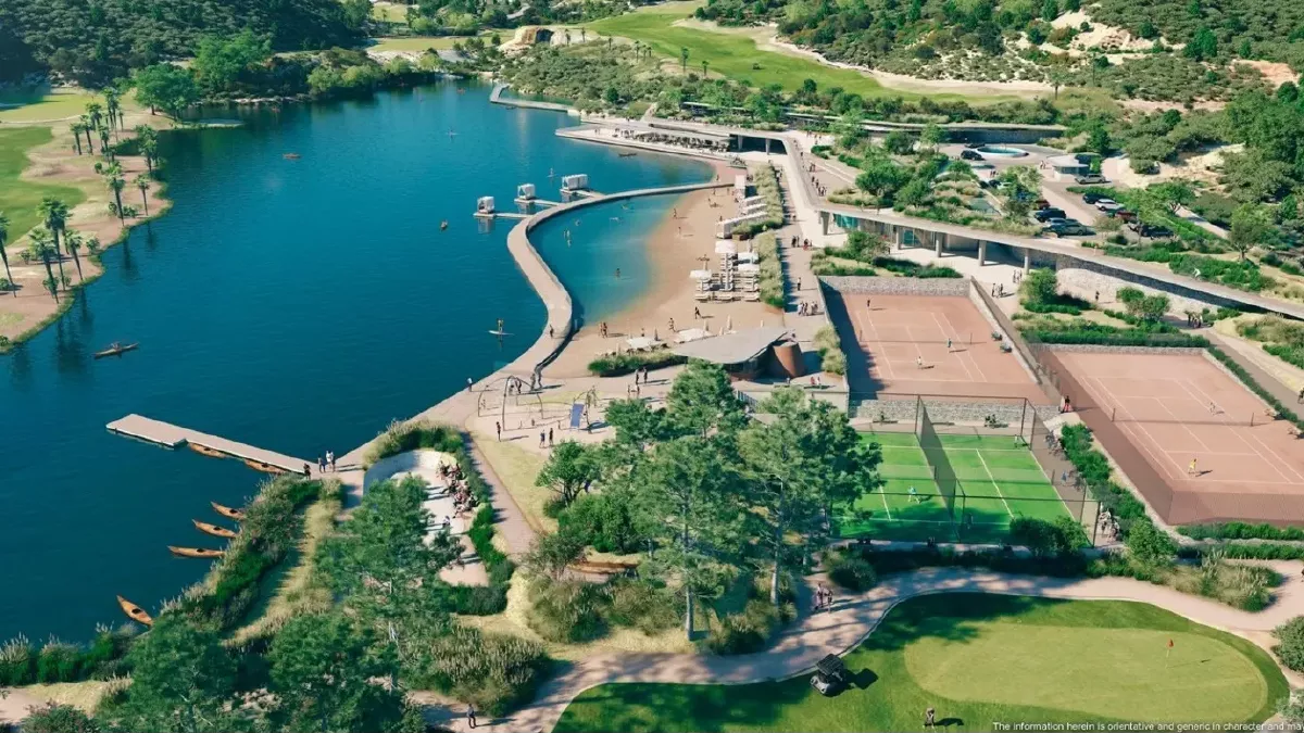 Real de La Quinta resort development with lake and mountain views