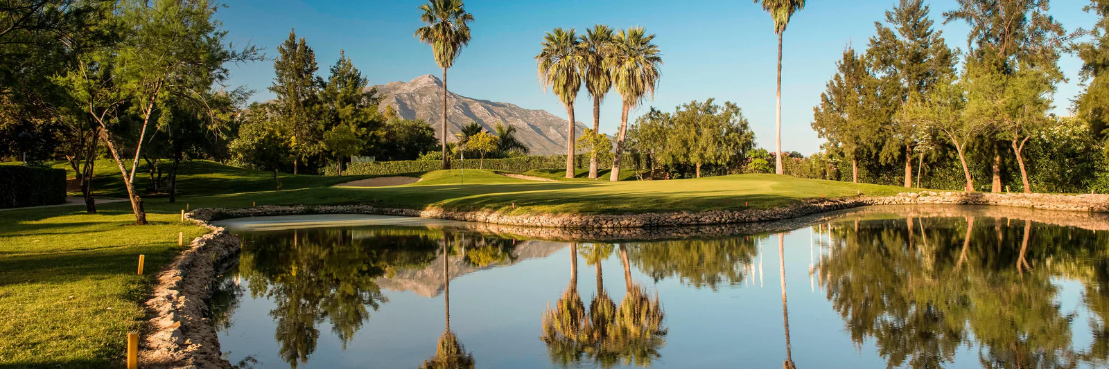 Frontline golf homes for sale in Benahavís with fairway views