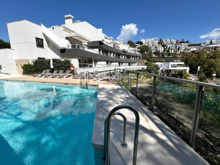 Elegant 3 Bedroom Apartment For Sale in La Quinta Benahavis