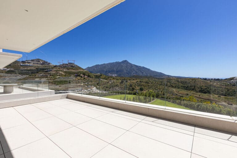 Luxury 3 Bedroom Apartment For Sale in Real de La Quinta Benahavis