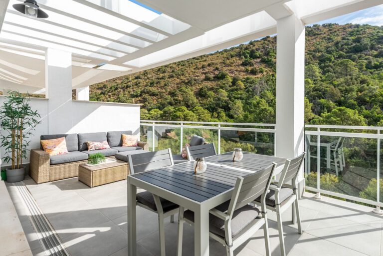 Stylish 2 Bedroom Apartment For Sale in Benahavis Village