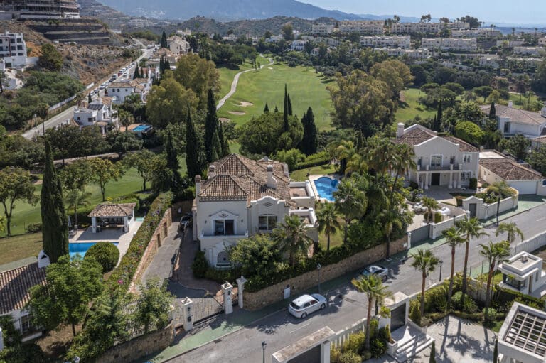 Elegant 5 Bedroom Villa For Sale in La Quinta Benahavis
