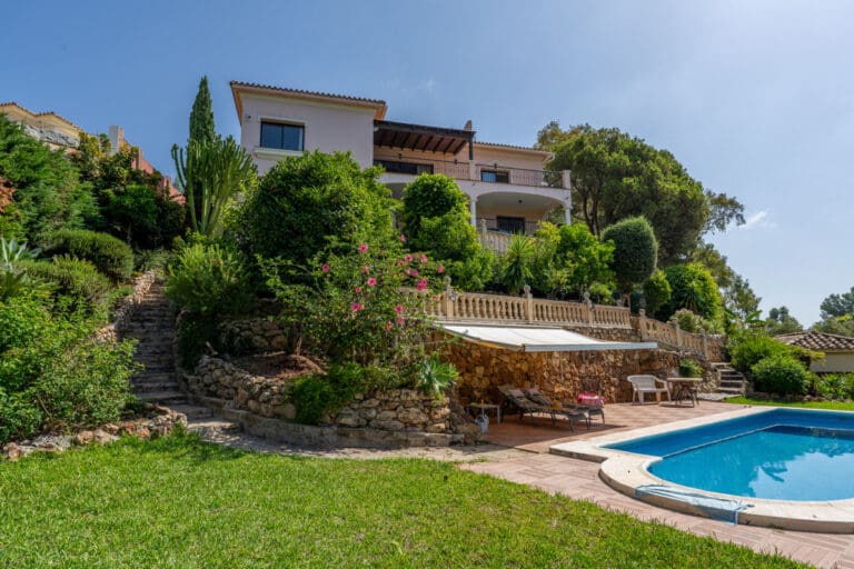 Elegant 8 Bedroom Villa For Sale in La Quinta Benahavis