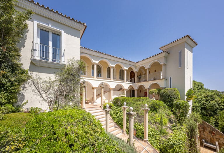 Elegant 6 Bedroom Villa For Sale in La Quinta Benahavis
