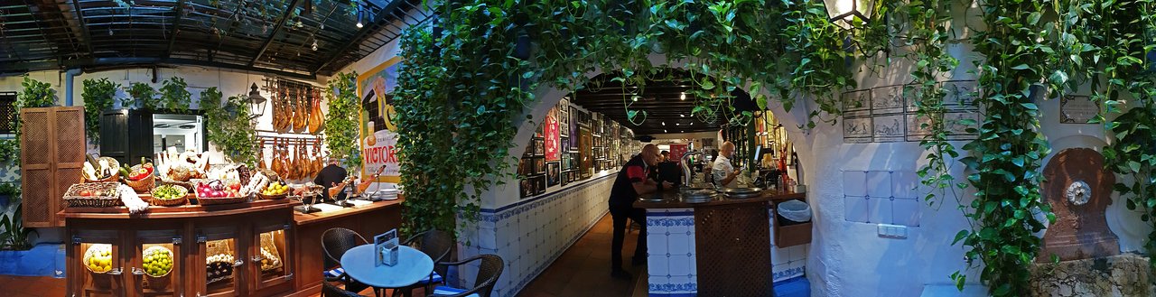Andalusian dining atmosphere at El Pimpi near Benahavís