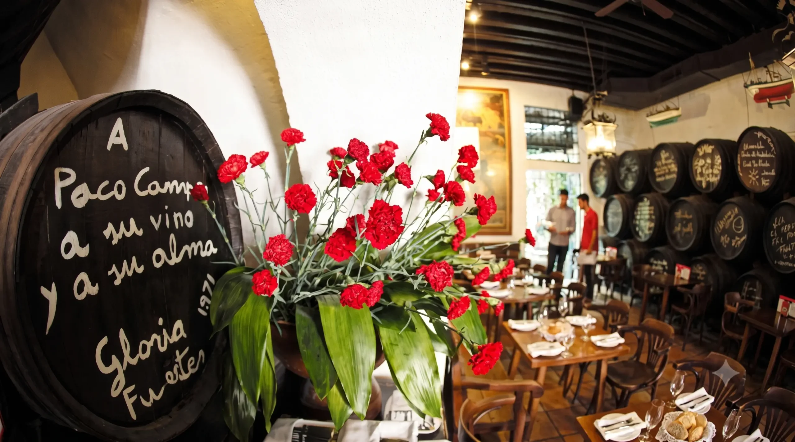 Andalusian dining atmosphere at El Pimpi near Benahavís