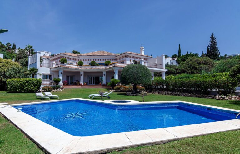 Luxury 6 Bedroom Villa For Sale in El Paraiso Alto Benahavis
