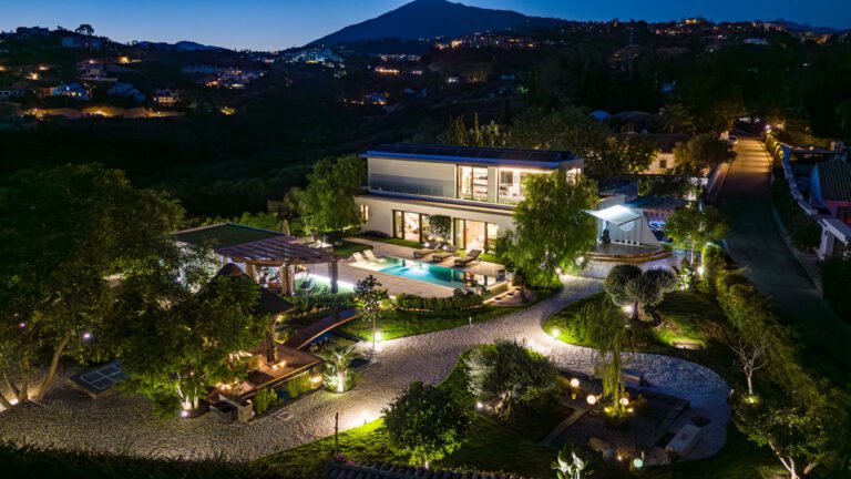 Luxury 6 Bedroom Villa For Sale in Fuente del Espanto Benahavis