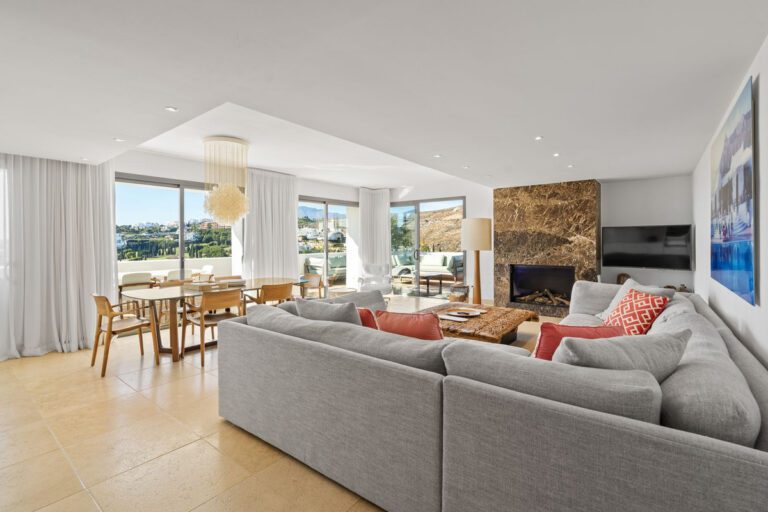 Elegant 3 Bedroom Penthouse For Sale in Los Flamingos Benahavis
