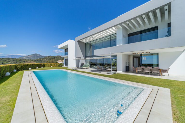 Luxury 5 Bedroom Villa For Sale in Los Arqueros Benahavis