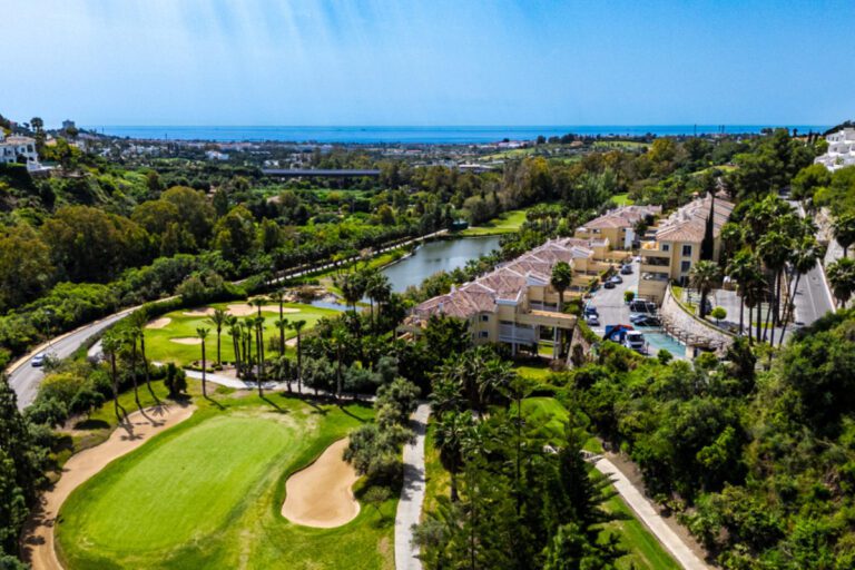 Renovated 2 Bedroom Apartment For Sale in La Quinta Benahavis