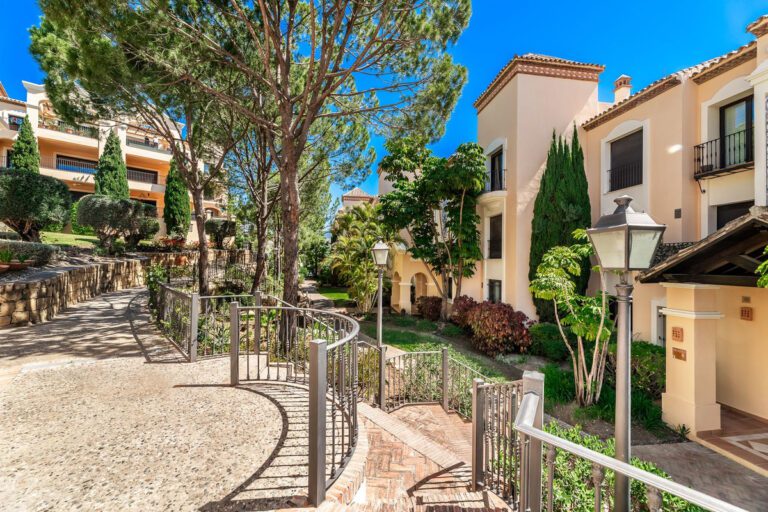 Luxury 3 Bedroom Apartment For Sale in La Quinta Benahavis