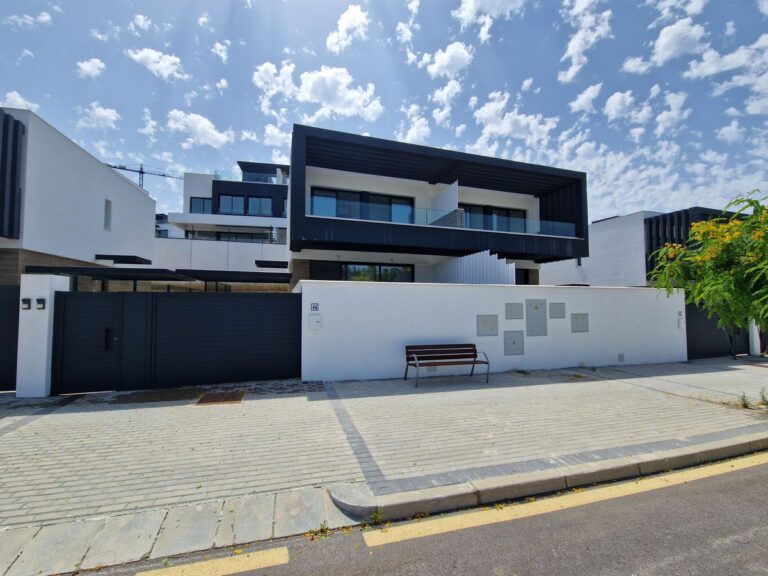 Modern 3 Bedroom Semi-Detached House For Sale in Atalaya Estepona