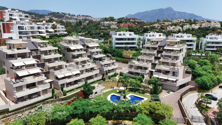 Elegant 3 Bedroom Apartment For Sale in Los Arqueros Benahavis