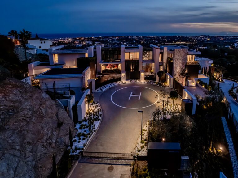 Exceptional 8 Bedroom Villa For Sale in La Quinta Benahavis