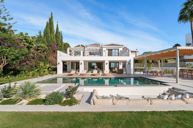 Renovated 5 Bedroom Villa For Sale in La Quinta Benahavis