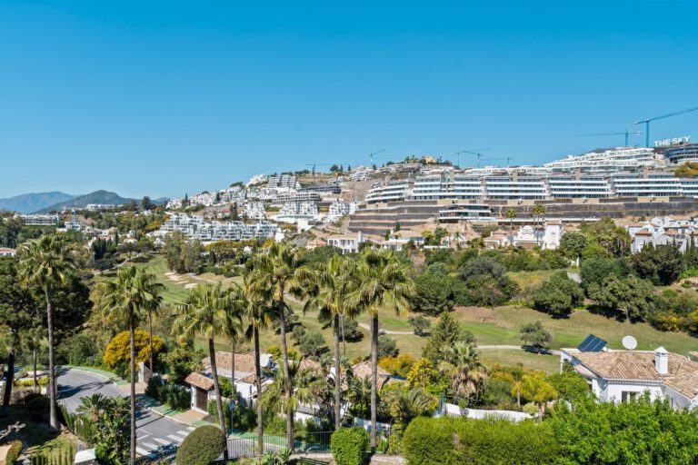 Elegant 2 Bedroom Penthouse For Sale in La Quinta Benahavis