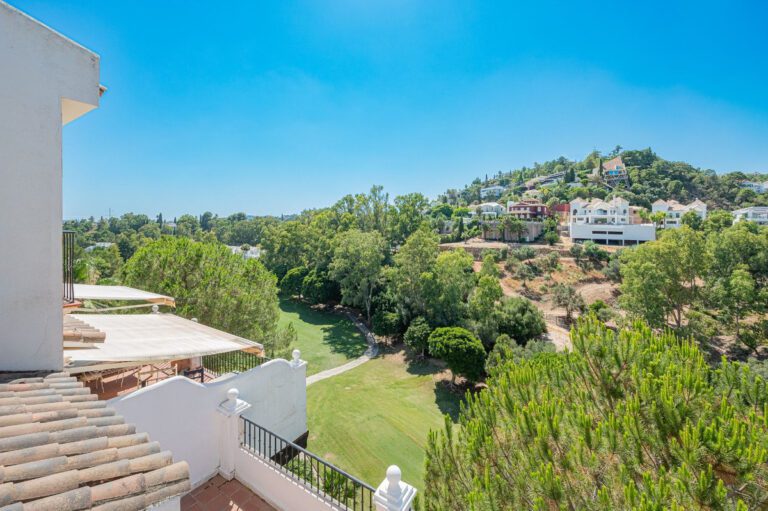 Spacious 4 Bedroom Townhouse For Sale in La Quinta Benahavis