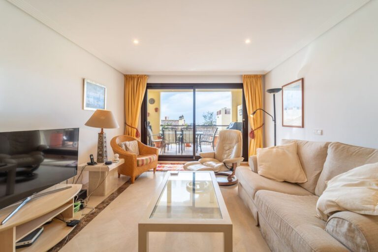 Bright 3 Bedroom Apartment For Sale in Los Arqueros Benahavis