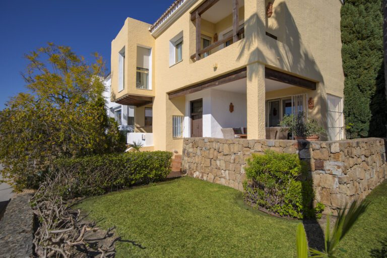 Private 3 Bedroom Villa For Sale in La Alqueria Benahavis