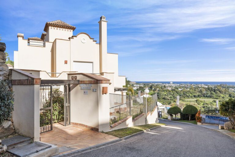 Luxury 4 Bedroom Duplex Penthouse For Sale in Los Almendros