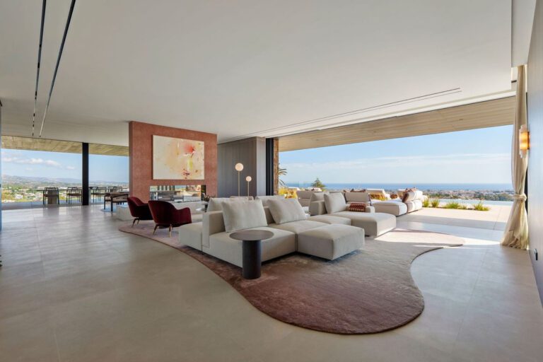 Exceptional 8 Bedroom Villa For Sale in La Quinta Benahavis