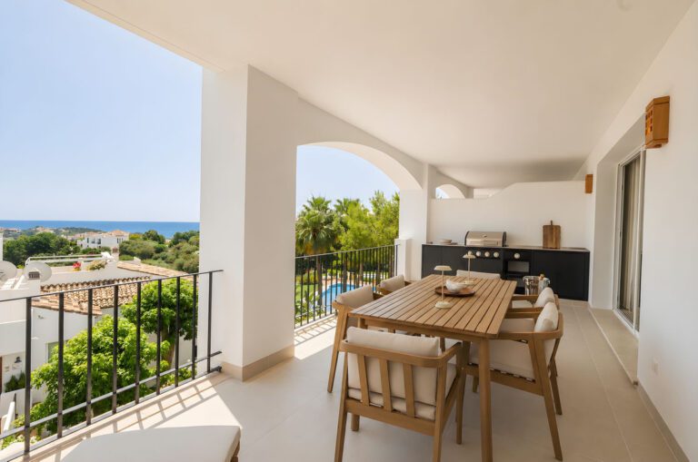 Renovated 3 Bedroom Apartment For Sale in La Quinta Benahavis