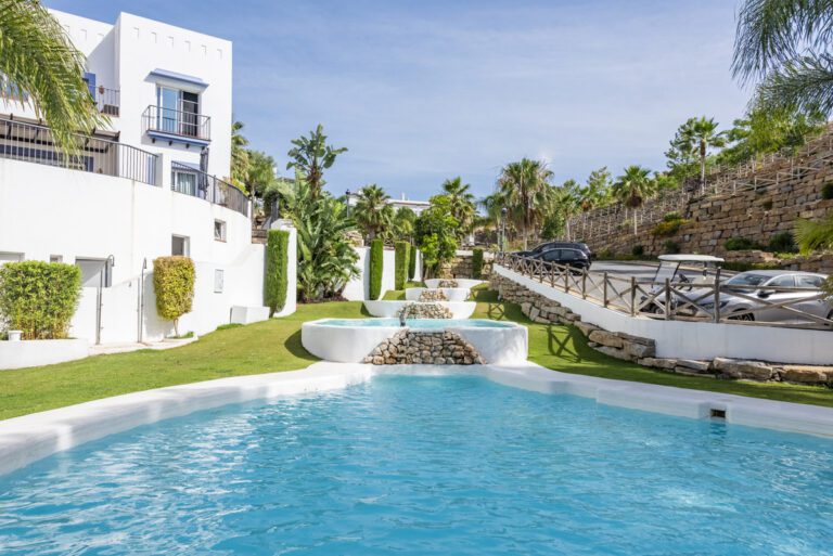 Stylish 2 Bed Penthouse For Sale in El Paraiso Alto Benahavis