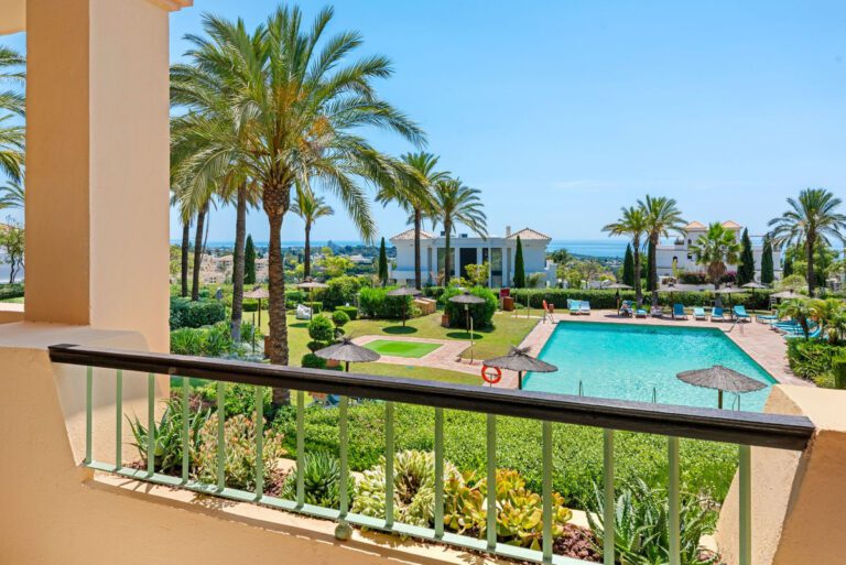 Elegant 3 Bedroom Apartment For Sale in Los Flamingos Benahavis