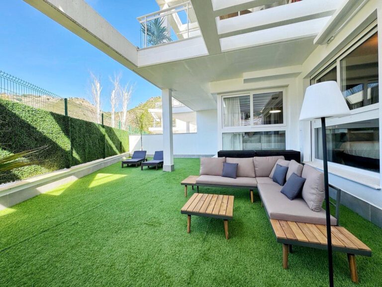 Modern 2 Bedroom Apartment For Sale in Benahavis Village