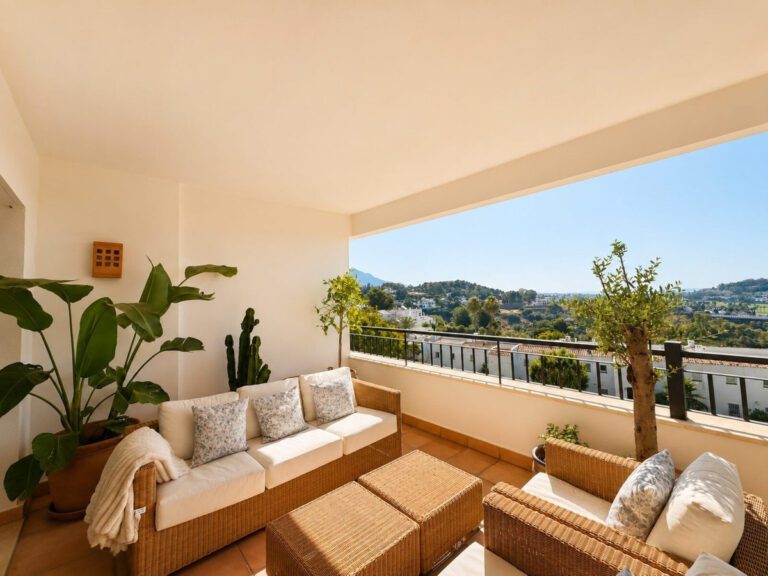 Smart 2 Bedroom Apartment For Sale in La Quinta Benahavis
