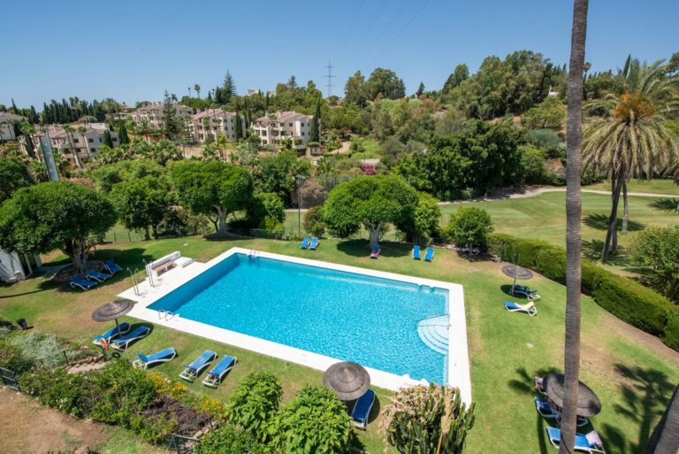 Unique 3 Bedroom Apartment For Sale in La Quinta Benahavis