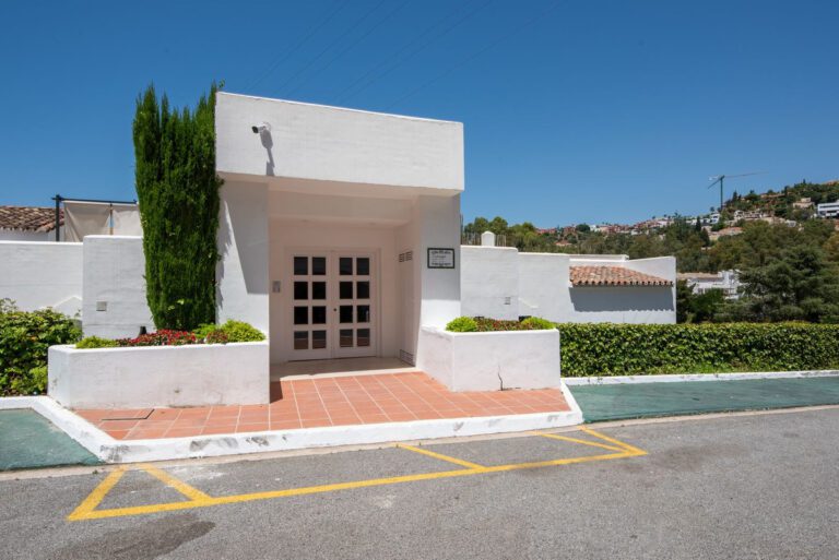 Unique 3 Bedroom Apartment For Sale in La Quinta Benahavis