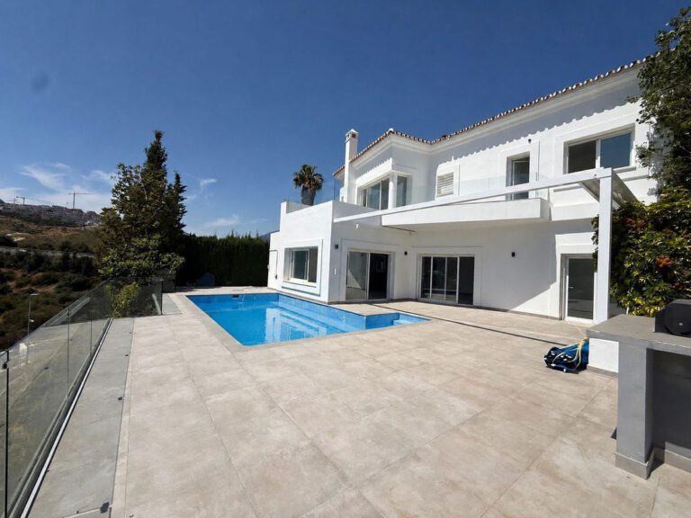 Renovated 5 Bedroom Villa For Sale in La Alqueria Benahavis