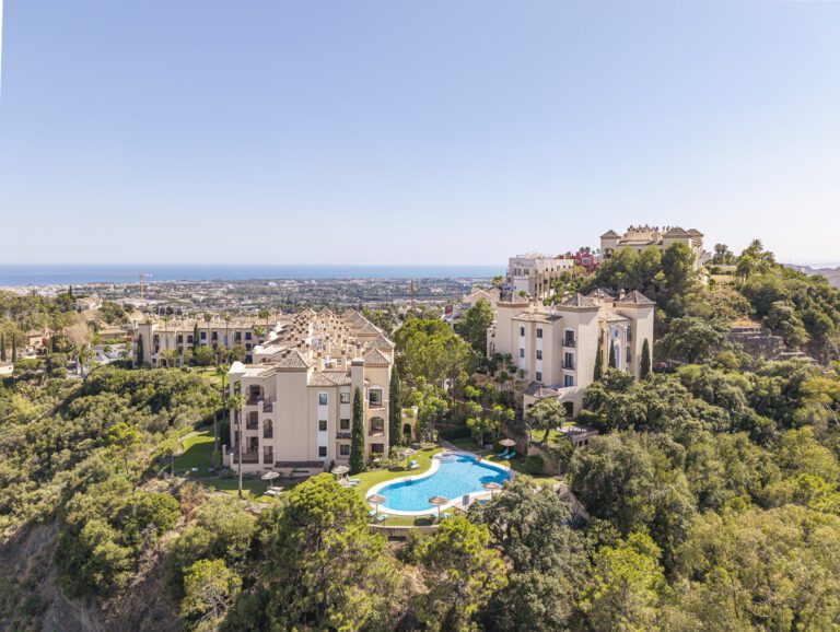 Renovated 3 Bedroom Penthouse For Sale in La Quinta Benahavis