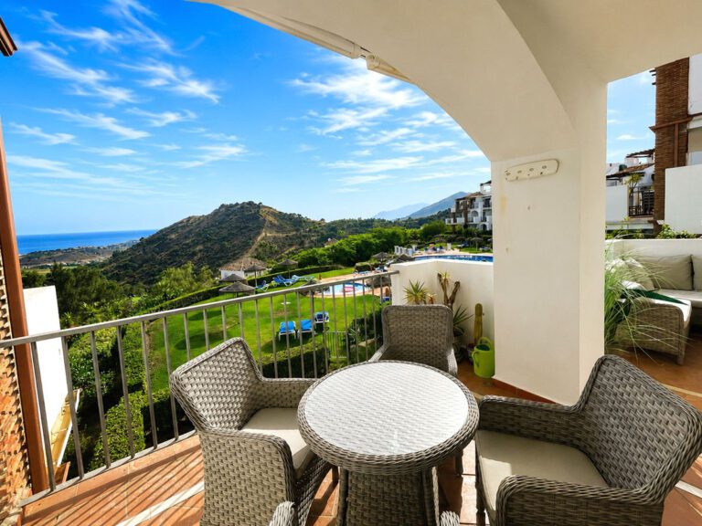 Stunning 2 Bedroom Apartment For Sale in Los Arqueros Benahavis