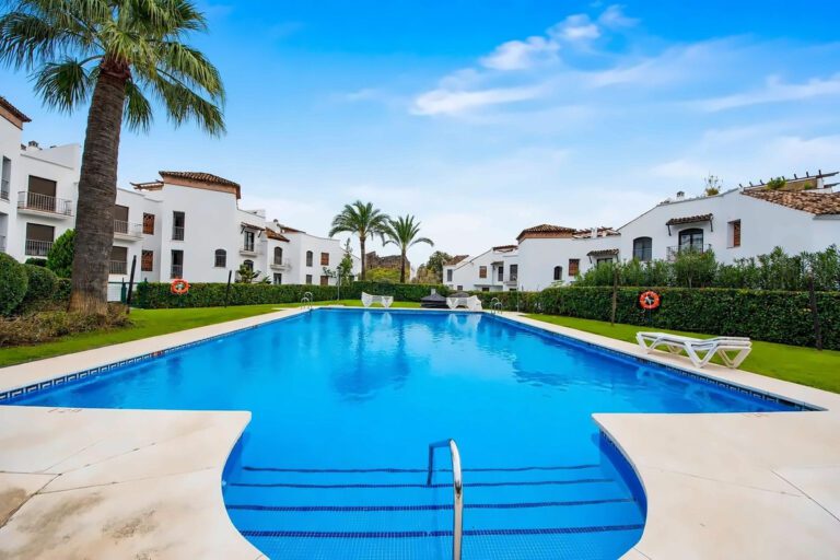 Spacious 2 Bedroom Apartment For Sale in Los Arqueros Benahavis