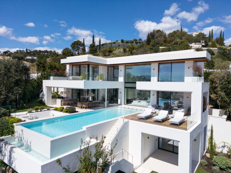 Exceptional 6 Bedroom Villa For Sale in La Quinta Benahavis