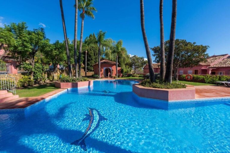 Elegant 3 Bedroom Townhouse For Sale in La Quinta Benahavis