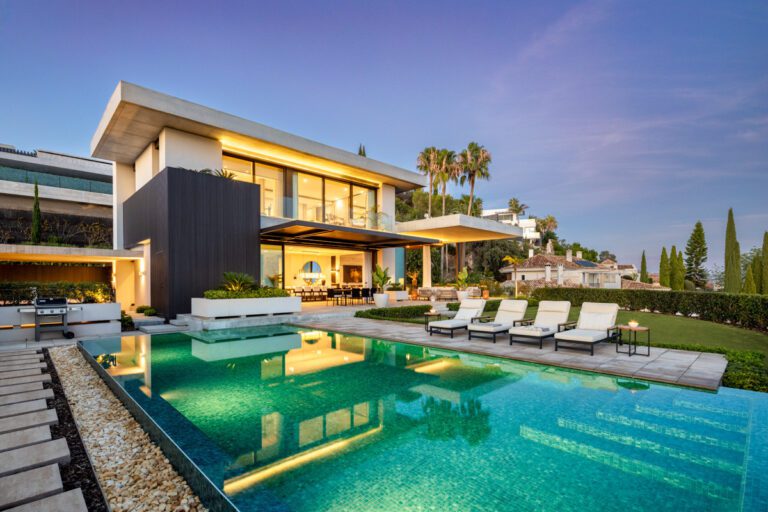 Luxury 6 Bedroom Villa For Sale in La Quinta Benahavis