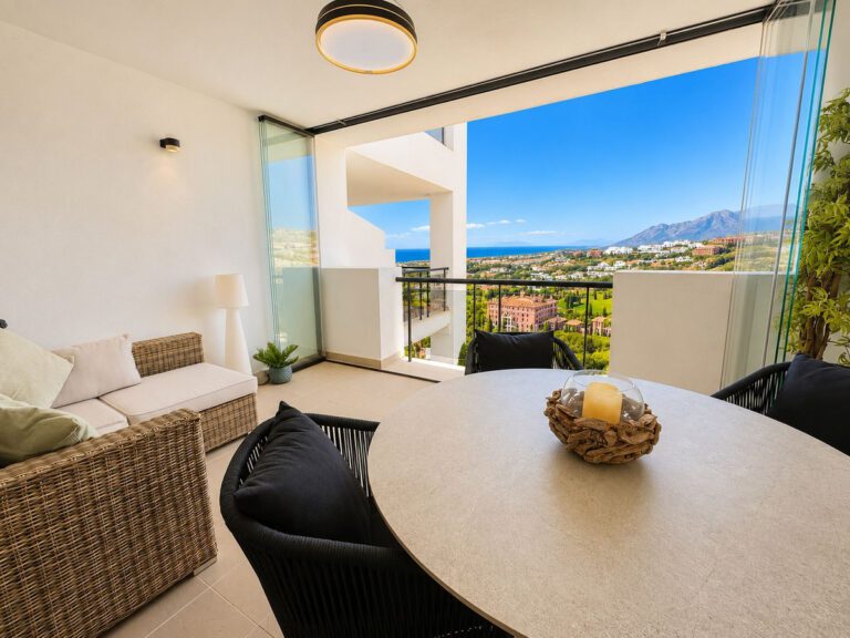 Elegant 2 Bedroom Apartment For Sale in Los Flamingos Benahavis